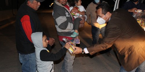 Con entrega de juguetes y dulces a niños de diferentes comunidades, autoridades iniciaron caravana navideña