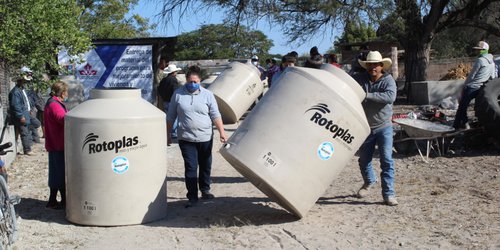 Han entregado tinacos en Progreso a 108 familias