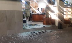 Sujeto golpea a mesero, causa daños a restaurante y huye