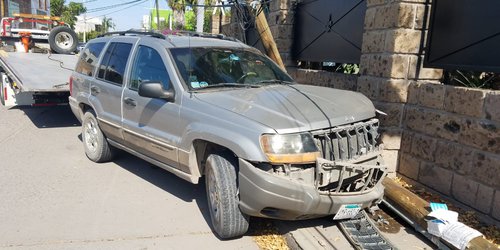 Conductor huye de la policía, pero choca y derriba un poste