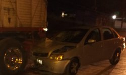 Automóvil chocó camión de carga estacionado en el bulevar