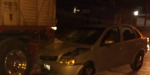 Automóvil chocó camión de carga estacionado en el bulevar
