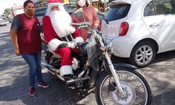 Santa Claus refuerza a Reyes Magos y regala juguetes a niños en cruceros