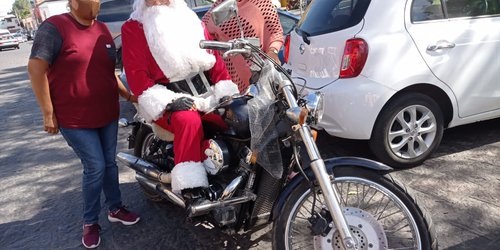 Santa Claus refuerza a Reyes Magos y regala juguetes a niños en cruceros