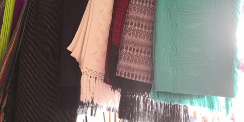 Rebozo y pañuelo siguen en el gusto de la gente