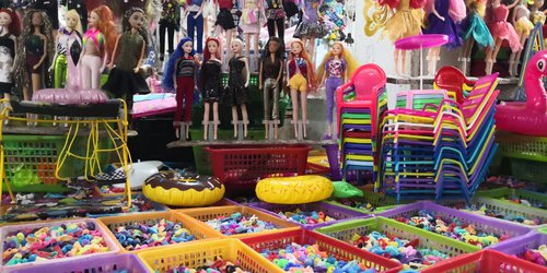 Niños de las comunidades todavía disfrutan juguetes tradicionales