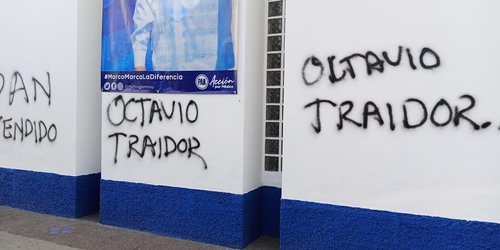 Pintarrajean oficinas del PAN, le dicen vendido y Octavio traidor