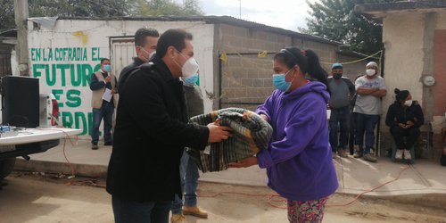 Entregan 200 cobijas a habitantes de La Cofradía