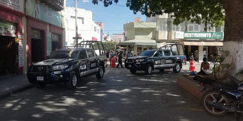 Cierran al tráfico vehicular dos calles de la plaza principal de Rioverde