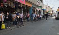 Actualizan padrón de tianguistas, y aglomeran gente en calle Jiménez