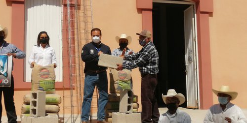 Ayuntamiento entrega material para barda perimetral del panteón de Progreso