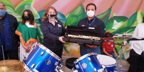 Entregan lote de instrumentos musicales a la banda Rioverde 400