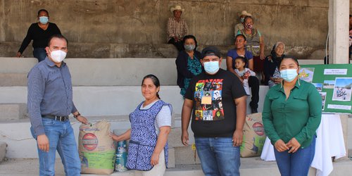 Entregaron material para construcción de barda en San José de Gallinas
