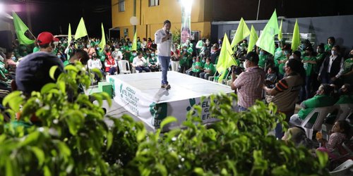 Se compromete el Pollo Gallardo con familias de colonias marginadas en la capital