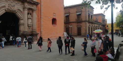 Pese a llamados, feligresía hizo este jueves el tradicional recorrido de los siete altares