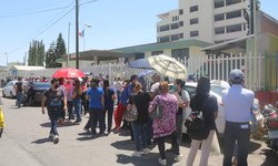 Largas filas de personas para ser vacunadas contra el COVID en SLP