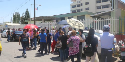 Largas filas de personas para ser vacunadas contra el COVID en SLP