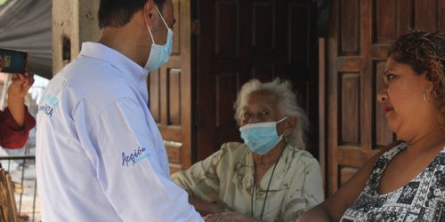 Sergio Gama Dufour con campaña de a pie visita casas de los rioverdenses