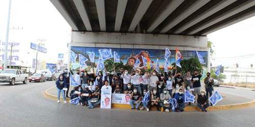 Ramón Torres y Sergio Gama realizaron pega masiva de calcas