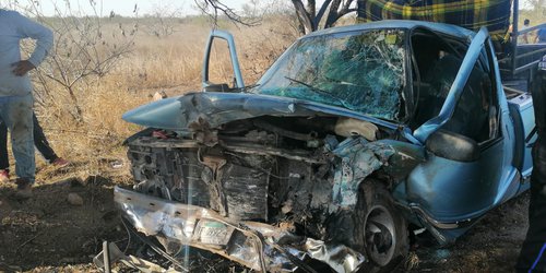 Chocan vehículos y se incendian en camino al Capulín