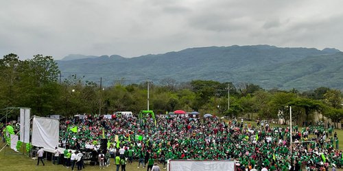 Ante miles de huastecos presenta 'Pollo' Gallardo su proyecto San Luis Saludable