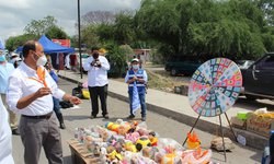 Los candidatos Ramón Torres y Sergio Gama recorrieron el Tianguis de las Vías del Ferrocarrilero