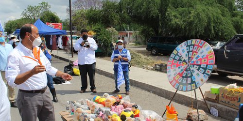 Los candidatos Ramón Torres y Sergio Gama recorrieron el Tianguis de las Vías del Ferrocarrilero