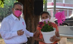 Candidato Honorio García regala macetas para sembrar esperanza y buenos valores