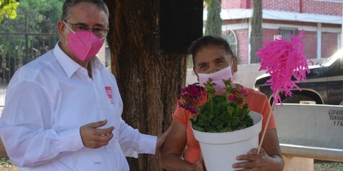 Candidato Honorio García regala macetas para sembrar esperanza y buenos valores