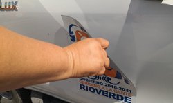 Rotulan camionetas del Ayuntamiento con calcas de imán: Funcionarios las quitan y ponen cuando quieren