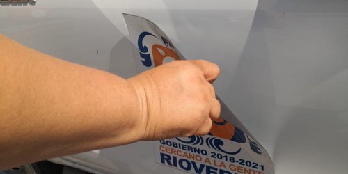 Rotulan camionetas del Ayuntamiento con calcas de imán: Funcionarios las quitan y ponen cuando quieren