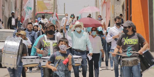 FJ Rico recorrió el mercado y colonias de Charcas