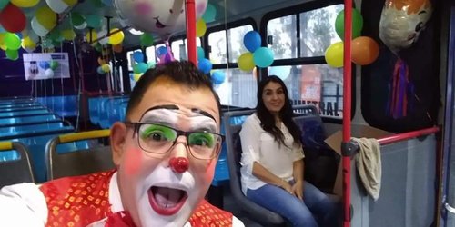 Chofer se disfraza de payaso, adorna su camión, y alegra a niños y niñas