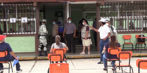 Supervisan aplicación de vacuna anticovid a maestras y maestros