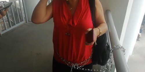 Una comerciante se encadenó este viernes a barandal  frente a la oficina del Presidente Municipal, para exigir audiencia