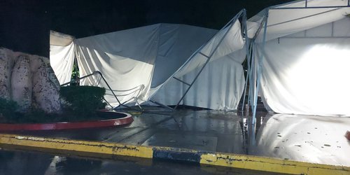 Vientos y lluvia tiran toldos en plaza principal de CDFDZ