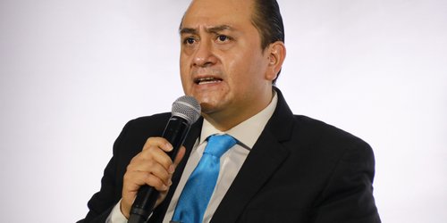 No es momento de pasividad ni de abstenerse a votar contra el sistema, dice el profe Rico en debate Coparmex