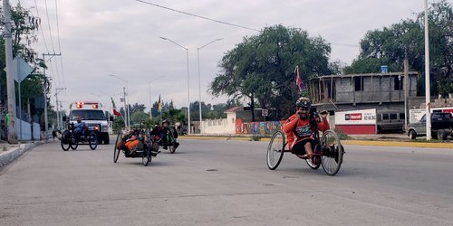 Viajan de Ciudad Fernández a Cerritos en bicicletas adaptadas