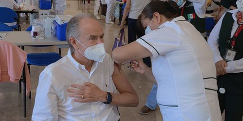 Se vacuna contra COVID-19 Gobernador JM Carreras