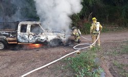 Atienden bomberos incendio de una camioneta