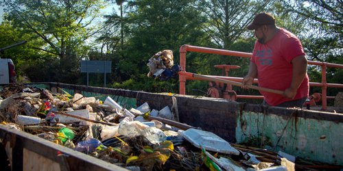 Grandes cantidades de basura extraen del canal principal de la Media Luna