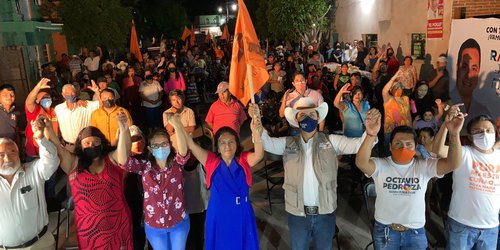 La maestra Rosa Ma. Martínez tuvo convivio en el barrio primero del Refugio