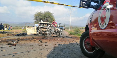 Mueren dos personas calcinadas en trágico choque