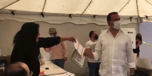 Presidenta de casilla le entrega boletas a Xavier Nava y le dice Misógino