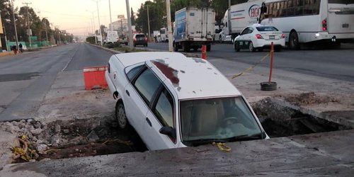 "Casi se traga la tierra" a un automóvil
