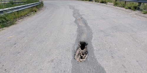 Peligroso bache en puente de carretera libre a Cerritos