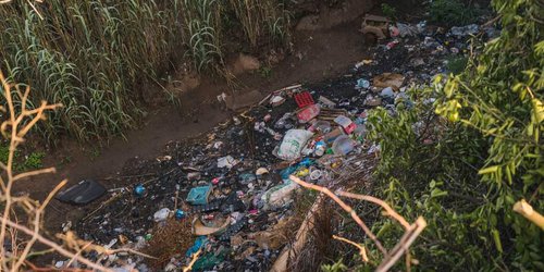 Grave contaminación en el Río Morales: Hay hasta envases de químicos