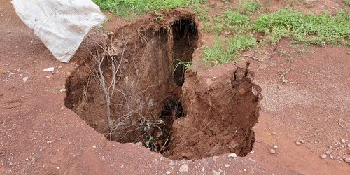 Se abre socavón en comunidad Ojo de Agua de San Juan