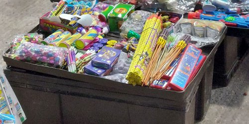 Decomisaron tres kilos de pirotecnia menor en la feria del Refugio