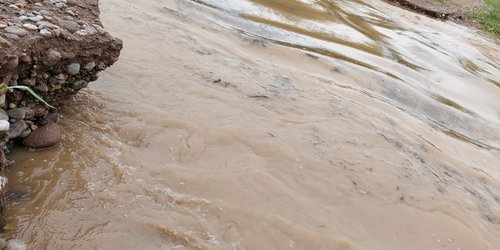 Cierran paso en cruce de Reformita y Ojo de Agua de Solano por crecida de río